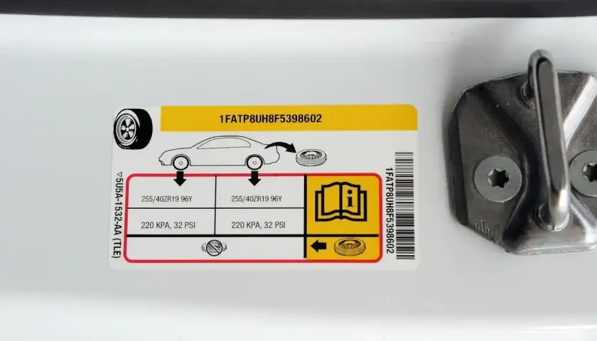 Naklejka informuje o prawidłowym ciśnieniu w oponach: 220 KPA (32 PSI) dla rozmiaru 255/40ZR19.
