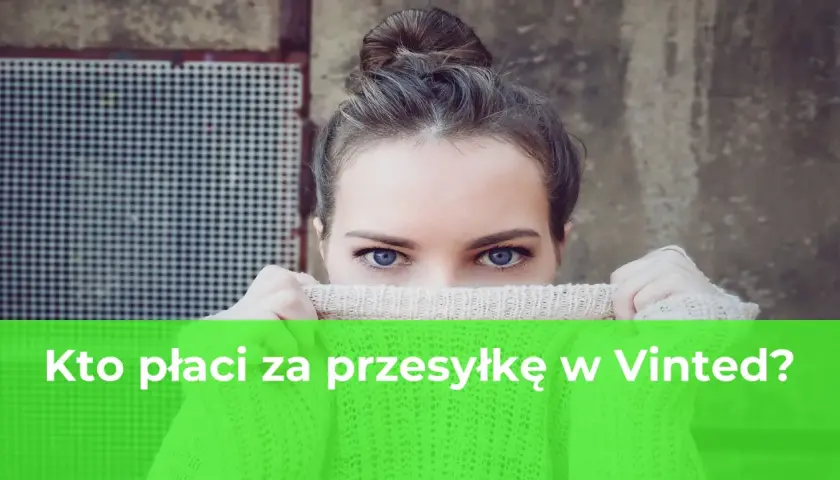 Kto płaci za przesyłkę w Vinted? Młoda kobieta z niebieskimi oczami ukrywa usta pod swetrem, zastanawiając się nad kosztami wysyłki.