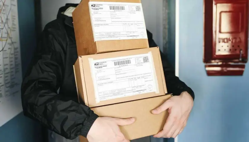 Kurier z paczkami. Jeśli chcesz wiedzieć, jak anulować zakup na Vinted, sprawdź instrukcje na stronie.