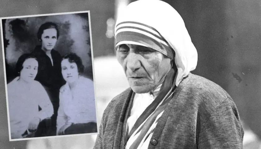 Matka Teresa w stroju zakonnym obok starego zdjęcia z rodziną.