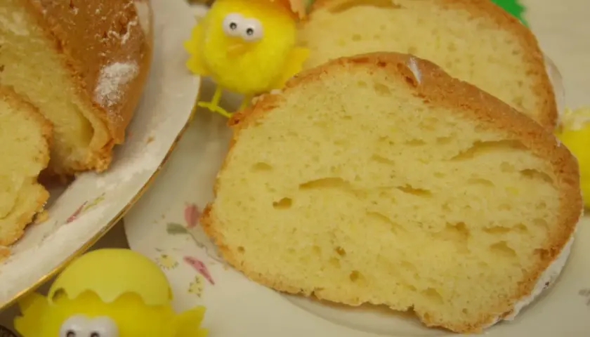 Puszysta babka z majonezem, sprawdzony przepis na wielkanocne święta. Idealna na deser, z pewnością zachwyci każdego.