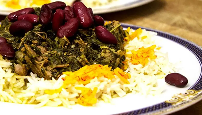 En tallrik med ghorme sabzi, en mustig persisk örtgryta med bönor och ris.