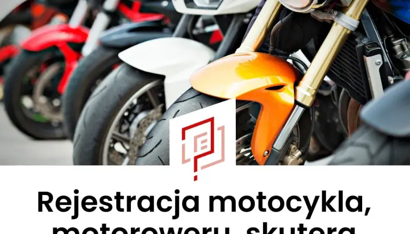 Pomoc w rejestracji motocykla z zagranicy. Widok na przednie koła i zawieszenie kilku motocykli.