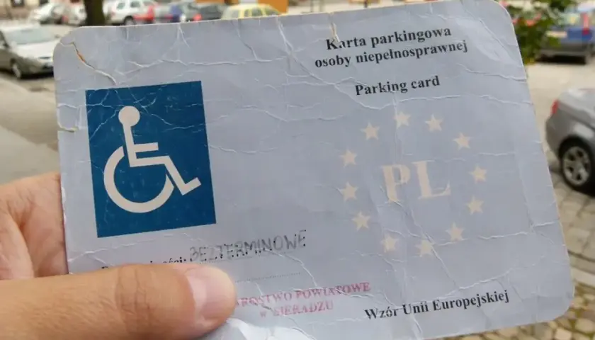 Karta parkingowa dla osoby z niepełnosprawnością, wydana w Polsce, potwierdza stopień umiarkowany.