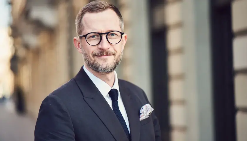 Elegancki mężczyzna w okularach, idealny do zdjęć profilowych.
