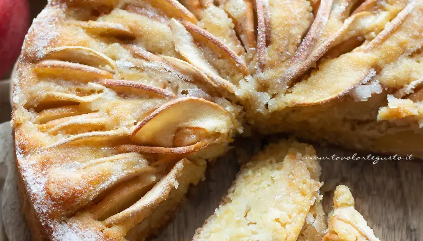 Torta di mele dorata, decorata con fettine di mela e spolverata di zucchero a velo. Una deliziosa torta senza zucchero, perfetta per ogni occasione.