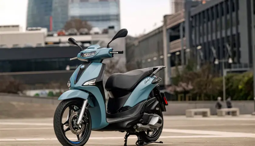 Scooter Piaggio Liberty 125 en tono azul claro, ideal para la ciudad. Su peso es perfecto para maniobrar con agilidad.