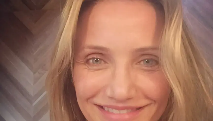 Uśmiechnięta Cameron Diaz, która niedawno została mamą, patrzy w obiektyw.