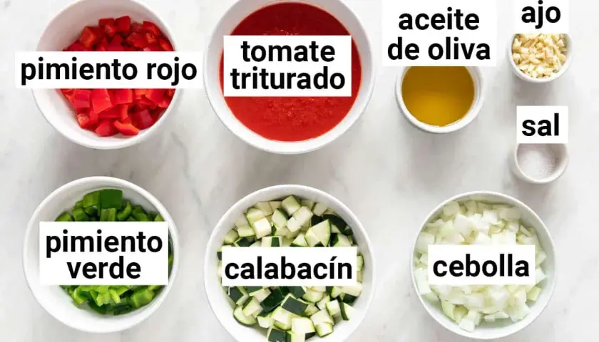 Ingredientes para hacer pisto: pimiento rojo, pimiento verde, calabacín, tomate triturado, cebolla, ajo, aceite de oliva y sal.