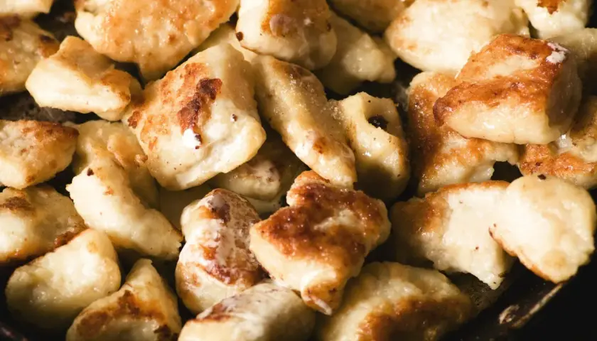 Smażone leniwe pierogi Ani, rumiane i apetyczne, kuszą swoim wyglądem.