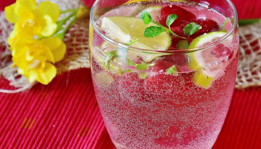 Najlepsze drinki z czerwonego wina – proste przepisy i porady dla każdego