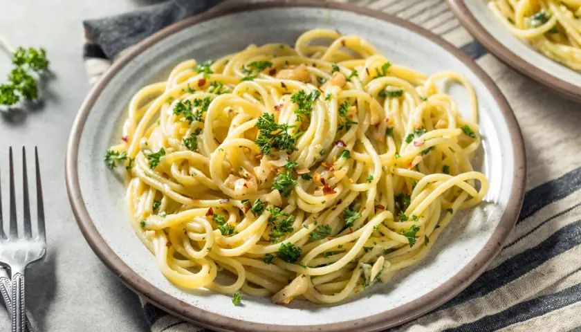 Pyszny włoski obiad: spaghetti aglio e olio z czosnkiem, natką pietruszki i płatkami chili.
