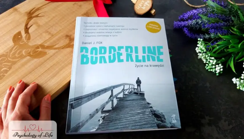 Książki o borderline: "Borderline. Życie na krawędzi" Daniela J. Foxa, poradnik z ćwiczeniami, który pomaga zrozumieć i radzić sobie z zaburzeniem.