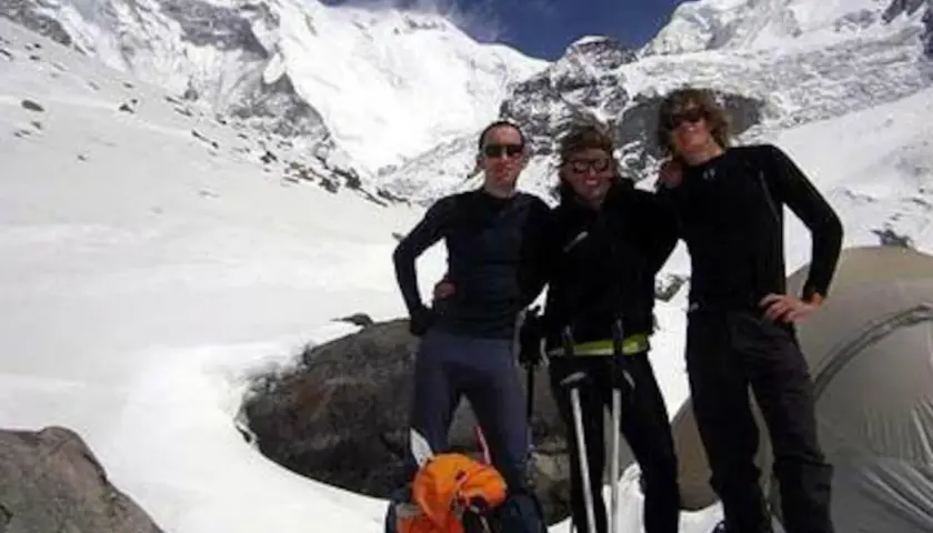 Tres amigos en la nieve, con montañas nevadas de fondo. ¡Pura vida, Iñaki!
