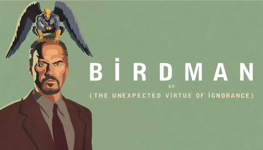 Un uomo con un costume da supereroe alato sulla testa. Titolo: Birdman or (The Unexpected Virtue of Ignorance).