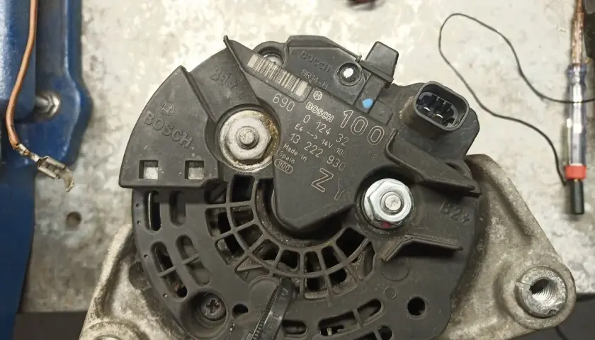 Schemat podłączenia alternatora Bosch. Widoczny numer 0 124 325 100.