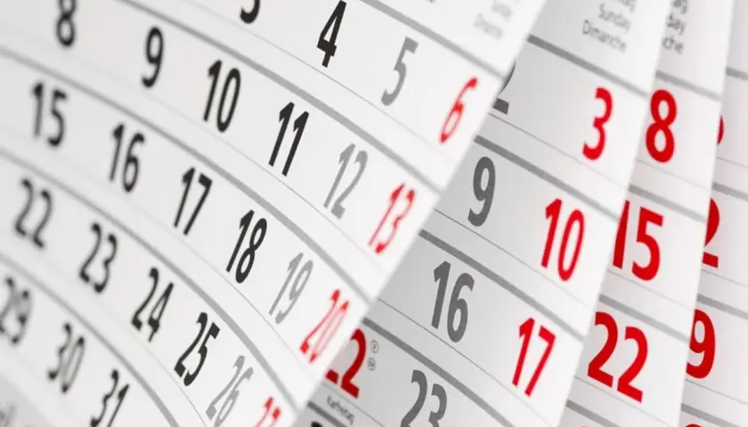 Pagine di un calendario che mostrano i numeri dei giorni, utili per il calcolo giorni mancanti.