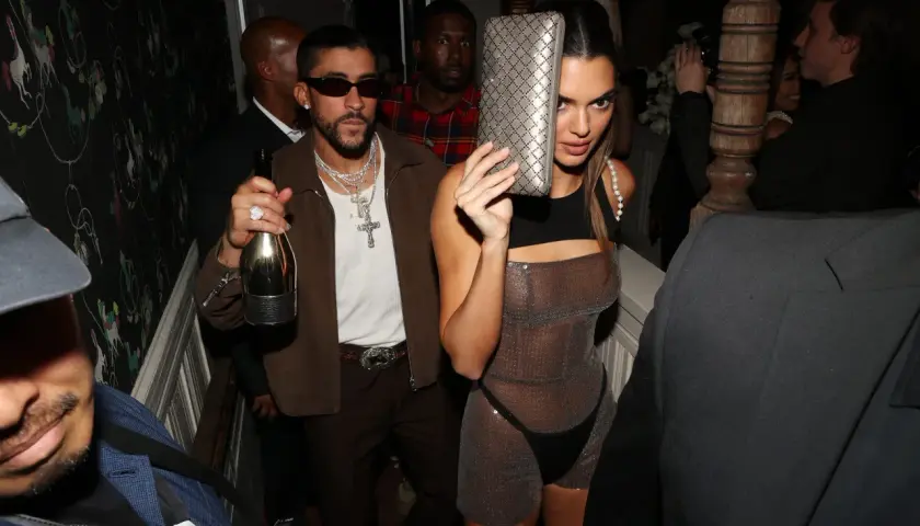 Kendall Jenner i jej partner Bad Bunny na imprezie. Ona w błyszczącej sukience, on z butelką szampana.