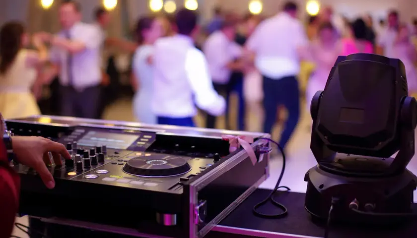 Koszt DJ-a na wesele: Od 4500 zł do 12000 zł jak nie przepłacić?