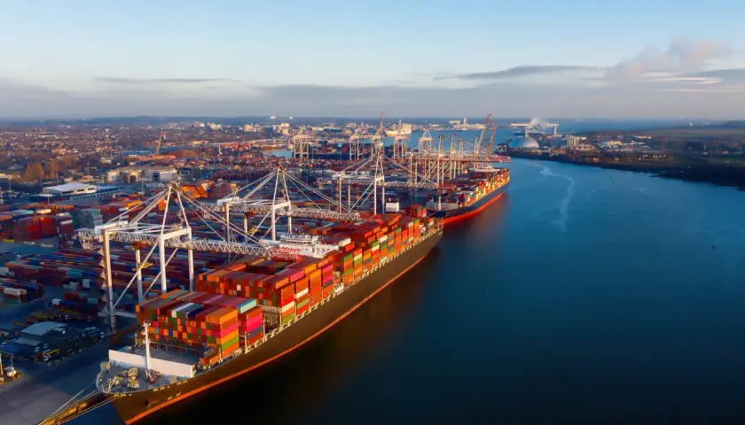 Großer Containerhafen mit Schiffen und Kränen. Die Einfuhr-Zollabfertigung ist hier ein wichtiger Prozess für den globalen Handel.