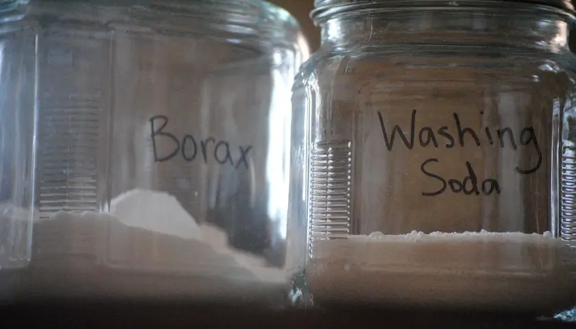 Dwa słoiki z napisem "Borax" i "Washing Soda". Boraks może być stosowany na stawy, ale ostrożnie.