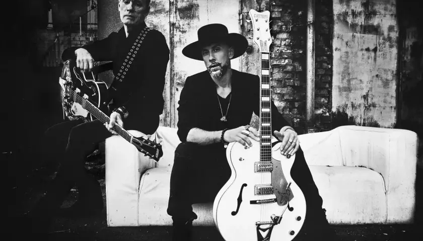 Ja i ten mężczyzna, dwaj gitarzyści, gotowi do rock'n'rolla.