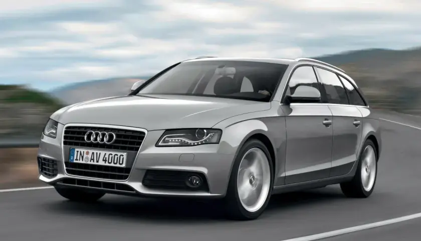 Srebrne Audi A4 B8 Avant w ruchu. Poznaj typowe usterki tego modelu, by uniknąć niespodzianek.