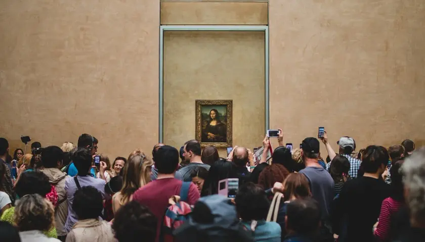 Menschenmassen drängen sich im Louvre, um die Mona Lisa zu sehen und zu fotografieren.