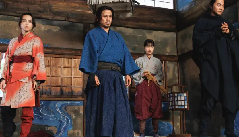 Quatre samouraïs se tiennent dans une pièce. L'un d'eux, le dernier samouraï debout, saison 2, porte un kimono bleu.