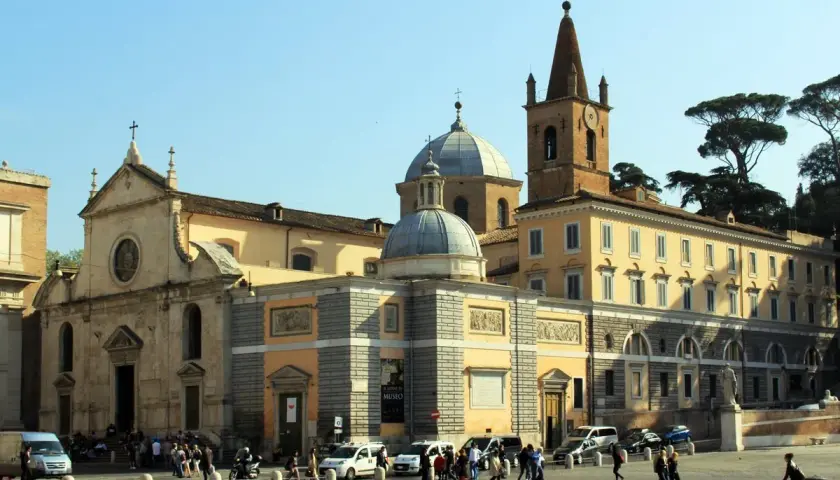 Piazza con chiese barocche, cupole e campanile. Un itinerario ideale per scoprire la Roma barocca, con gente che passeggia e auto.