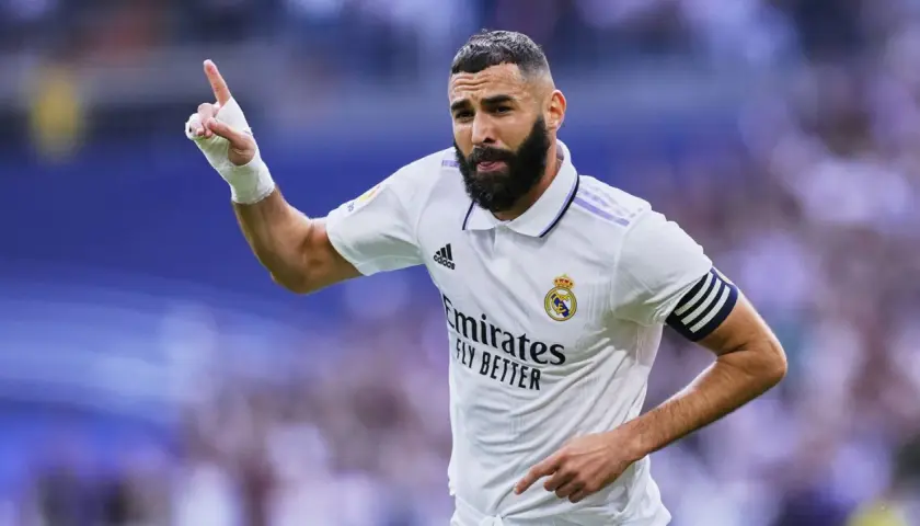 Karim Benzema, jeden z najlepszych piłkarzy z numerem 10, świętuje bramkę.