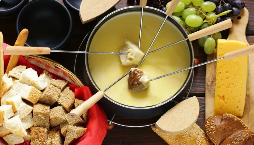 Un délicieux vin à fondue, avec du pain, du fromage et des raisins.