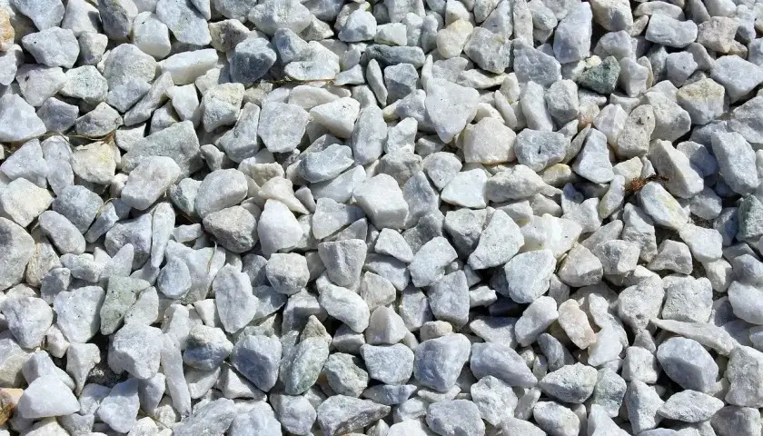 Biały żwir, idealny do ogrodu. Zastanawiasz się, ile kosztuje tona żwiru? Sprawdź ceny!