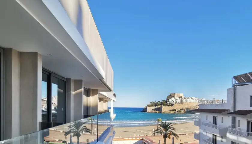 Vista desde el balcón de un hotel moderno hacia el mar y el histórico hotel castillo de Peñíscola.