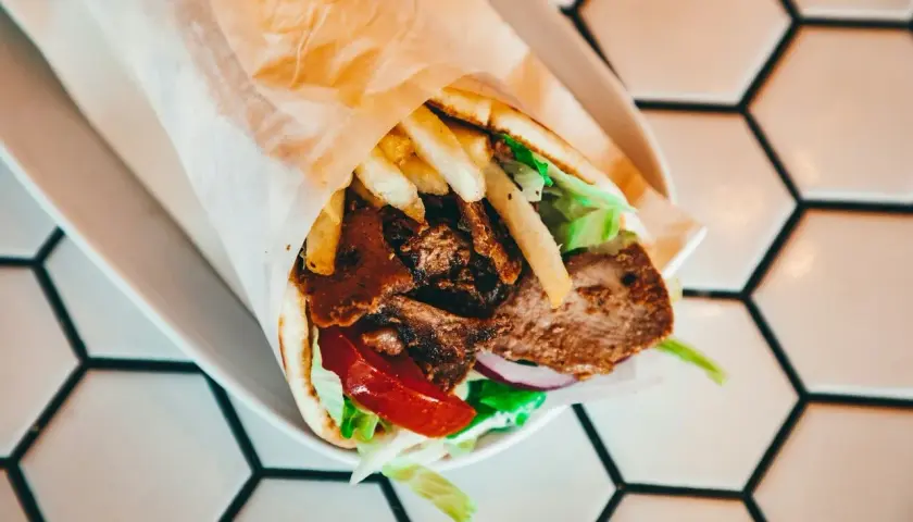 Duży kebab w tortilli 900-1200 kcal? Jak go odchudzić?