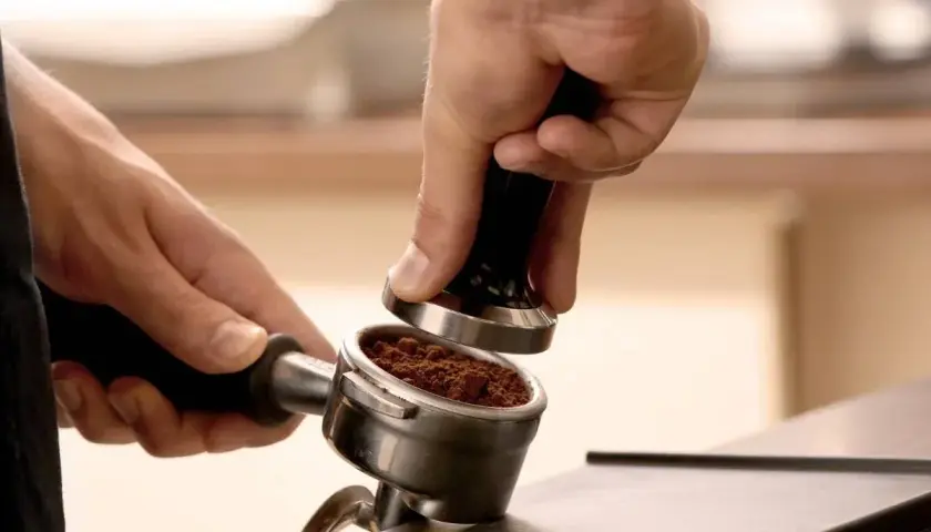 Barista ubija kawę. Grubość mielenia kawy a smak – klucz do idealnego espresso.