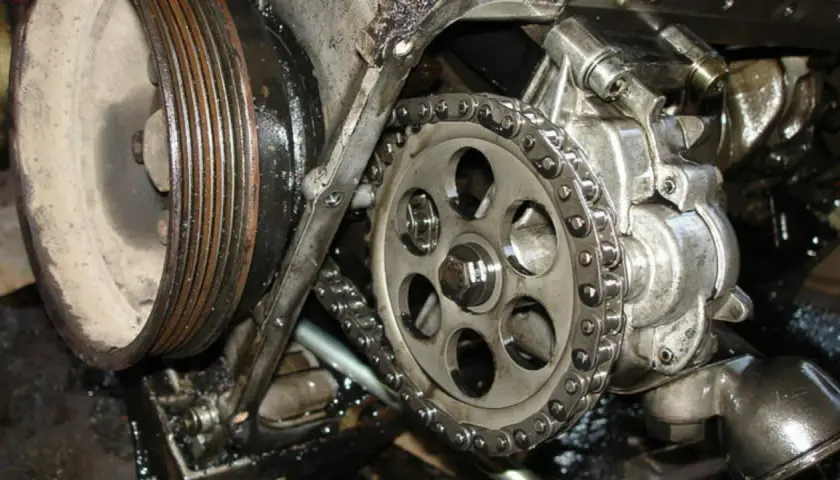 Detalle de tipos de bomba de aceite con cadena y polea de motor.