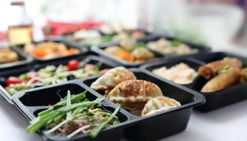 Co to jest catering? Rodzaje, zalety i jak wybrać idealny!