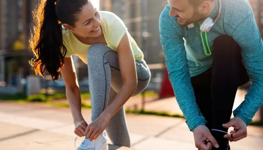 Para, gotowi na cardio na czczo. Słońce wschodzi, a oni szykują się do treningu.