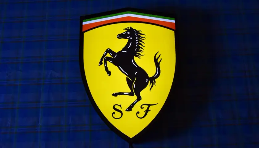 Ferrari: Jaki znaczek kryje się za legendą? Odkryj sekrety