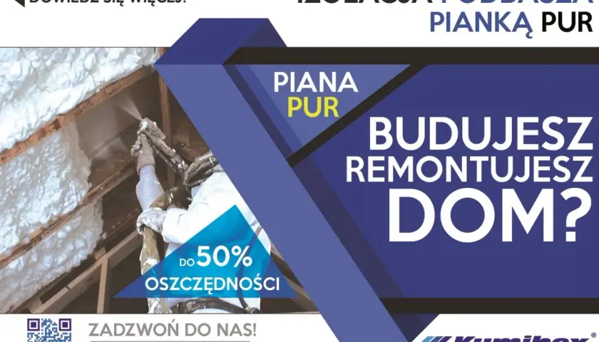 Izolacja poddasza pianką PUR. Pracownik w kombinezonie natryskuje piankę na drewnianą konstrukcję dachu. Oszczędność do 50%.