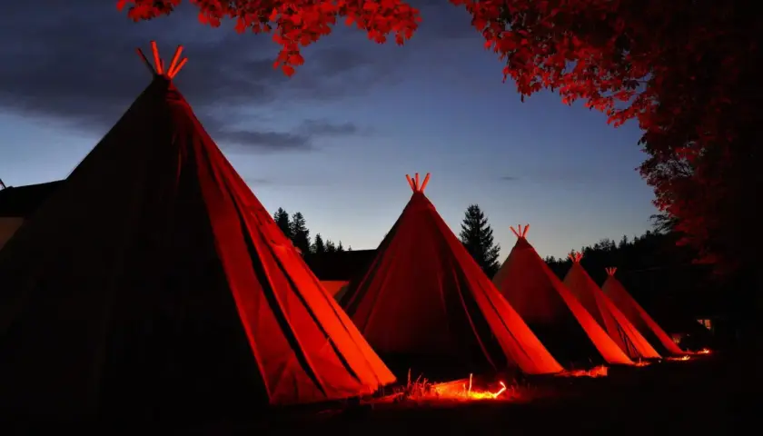 Nocny kemping w Karpaczu. Namioty tipi oświetlone od środka, tworzące magiczną atmosferę.