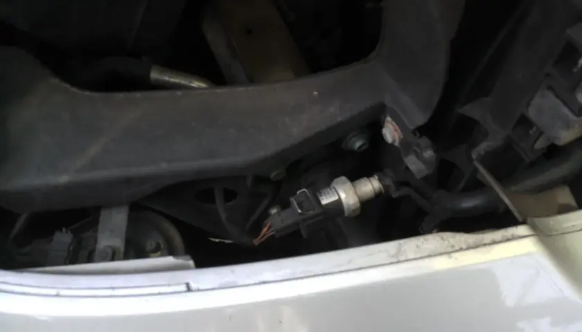 Czujnik ciśnienia klimatyzacji Audi, kluczowy element do sprawdzenia, gdy klimatyzacja szwankuje.
