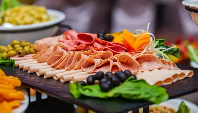 Plateau de charcuterie variée, olives et garnitures, parfait pour un repas champêtre pour 50 personnes.