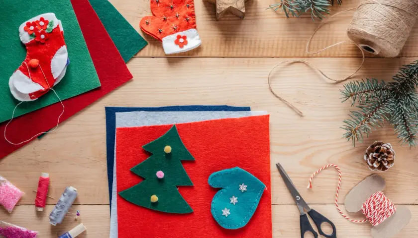 Materiały do tworzenia kartki świąteczne diy dzieci: filc, sznurek, igła, nożyczki, ozdoby.