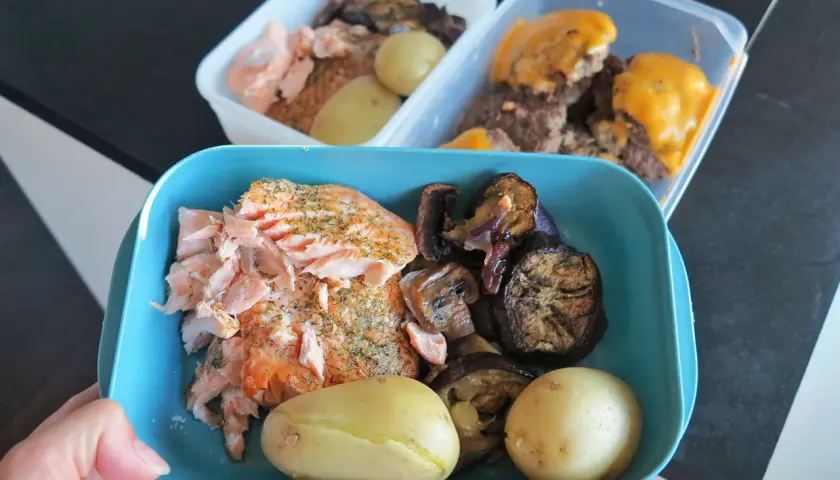 Läckra matlådor med lax, potatis och grönsaker. Perfekt vardagsmat för barnfamiljen som vill ha en hälsosam och enkel måltid.
