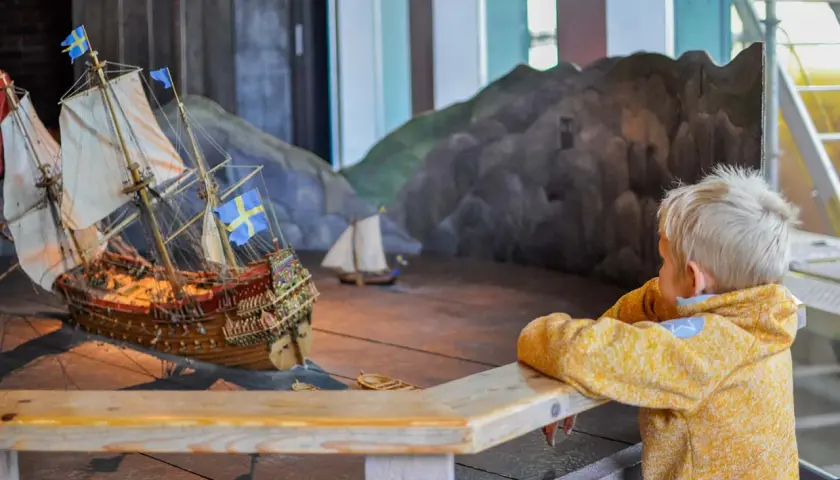 Barn fascineras av en modell av regalskeppet Vasa på Vasamuseet.