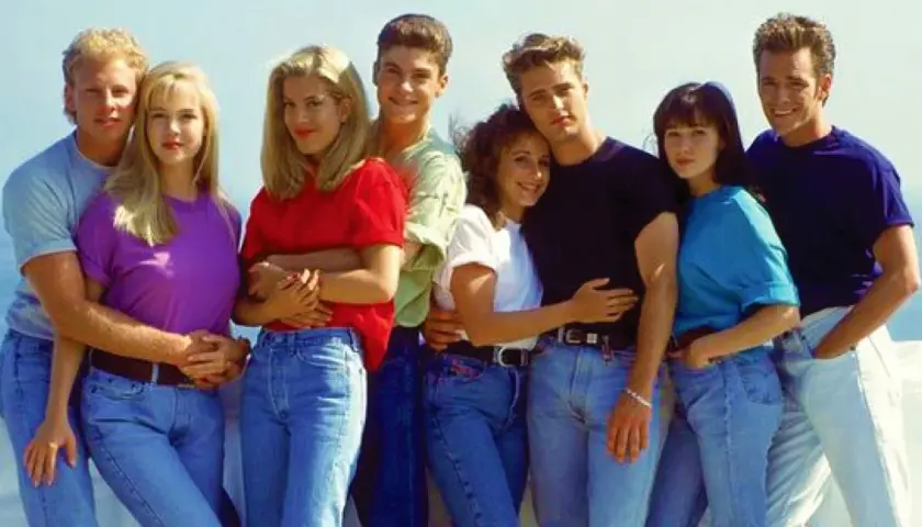 Gwiazdy Beverly Hills 90210, Brandon, Brenda, Kelly, Dylan, Donna, David i Andrea, pozują do zdjęcia na tle błękitnego nieba.