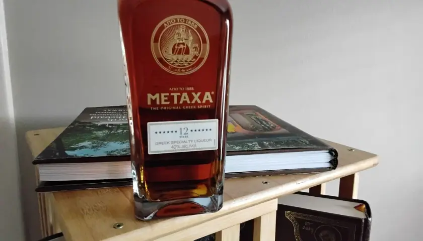 Butelka Metaxy 12 Gwiazdek, greckiego specjału. To jest właśnie metaxa, co to jest - wykwintny trunek.