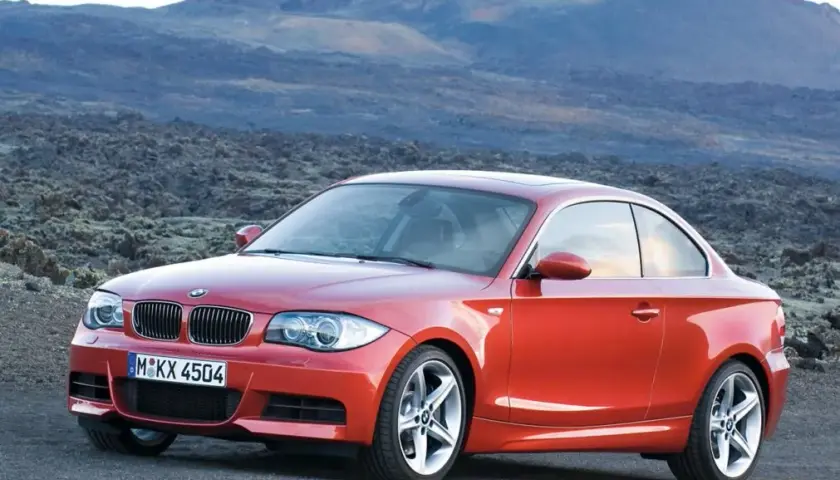 BMW 120i - osiągi, wyposażenie i opinie użytkowników, które zachwycają